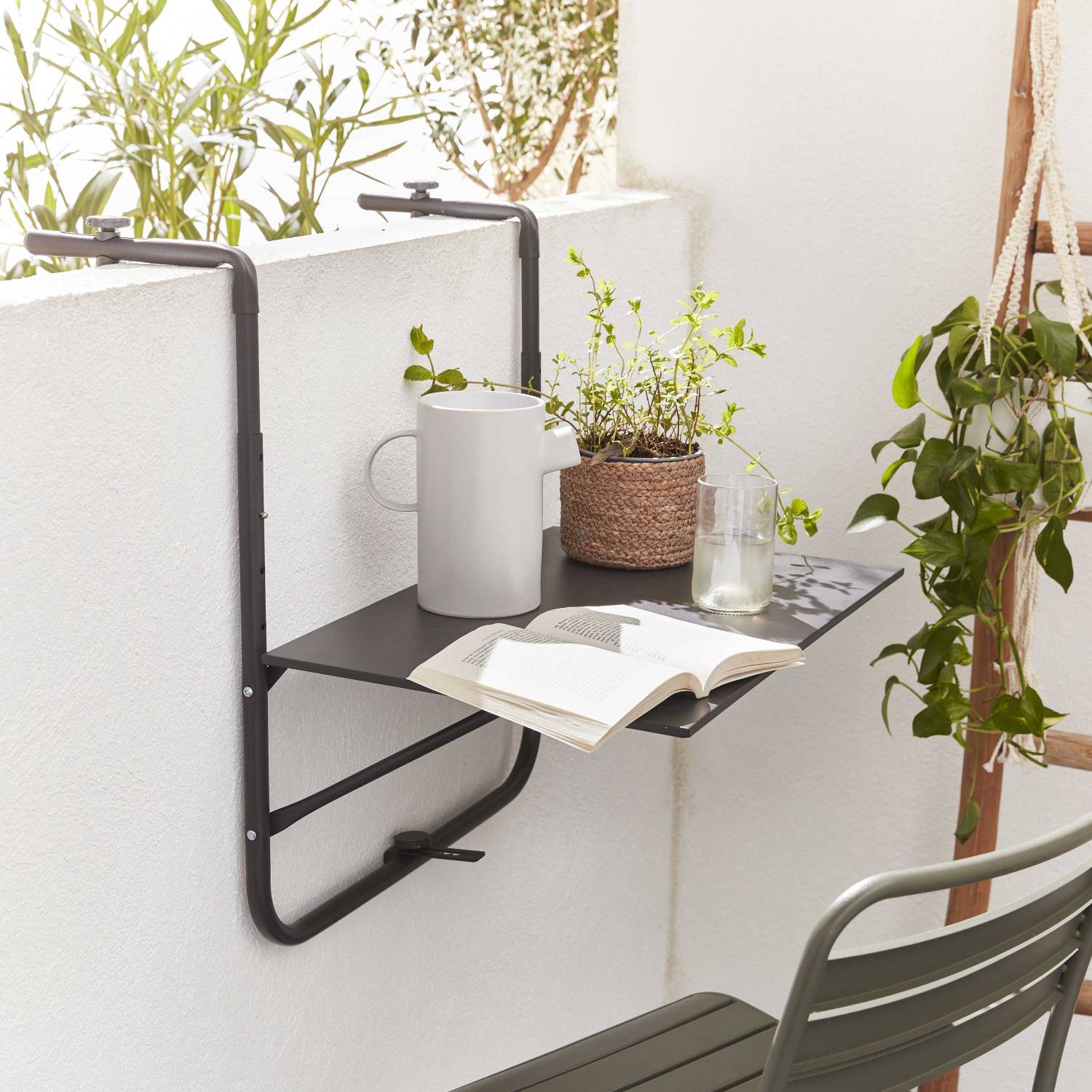 Table de balcon en acier gris clair, table suspendue, plateau de  60 x 43 cm, hauteur et accroche réglables, tablette rabattable  | sweeek