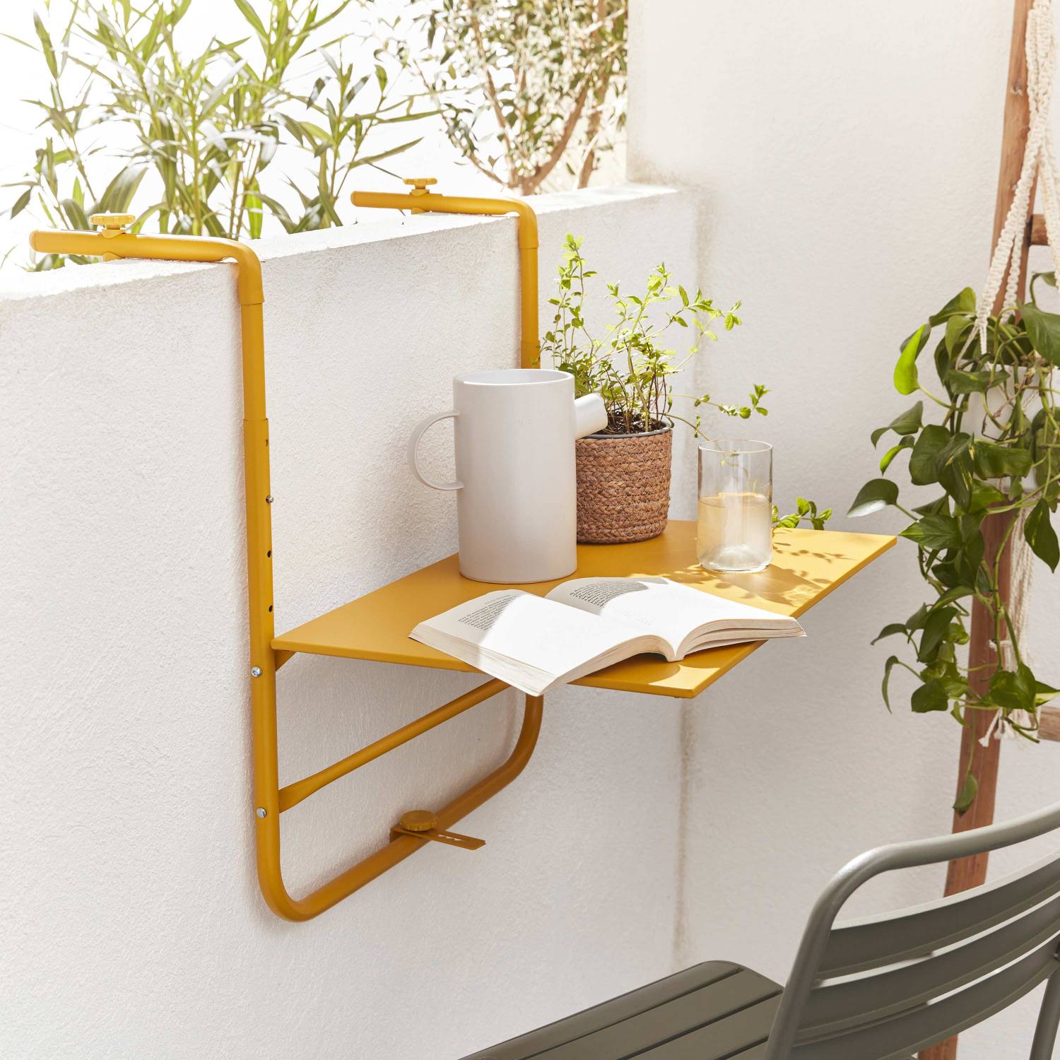 Table de balcon en acier jaune, table suspendue, plateau de  60 x 43 cm, hauteur et accroche réglables, tablette rabattable  | sweeek