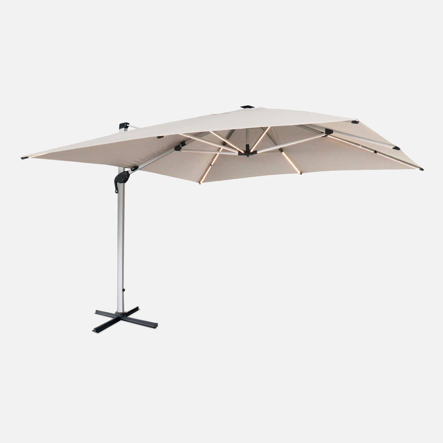Parasol déporté haut de gamme LED carré 4x4m – PYLA LED beige – toile Sunbrella ® fabriquée en France, structure en aluminium anodisé, rotatif, éclairage led, housse de protection Photo1