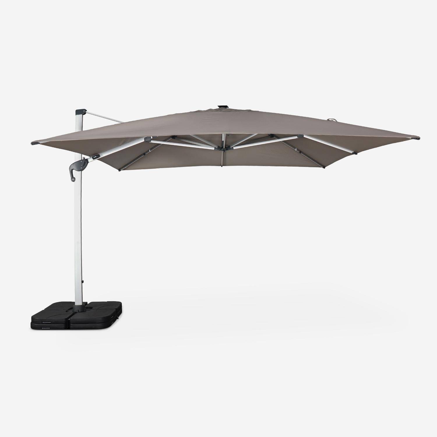 Parasol déporté haut de gamme LED carré 4x4m – PYLA LED taupe – toile Sunbrella ® fabriquée en France, structure en aluminium anodisé, rotatif, éclairage led, housse de protection Photo2