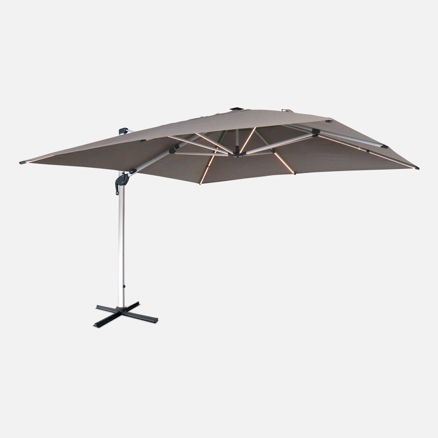 Parasol déporté haut de gamme LED carré 4x4m – PYLA LED taupe – toile Sunbrella ® fabriquée en France, structure en aluminium anodisé, rotatif, éclairage led, housse de protection Photo1