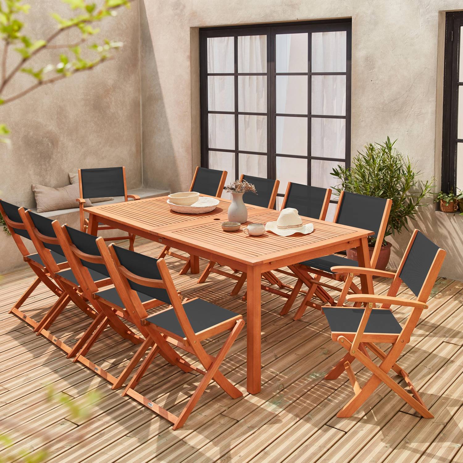 Salon de jardin en bois extensible - Almeria  table 200/250/300cm avec 2 rallonges, 2 fauteuils et 8 chaises, en bois d'Eucalyptus FSC huilé et textilène noir Photo2