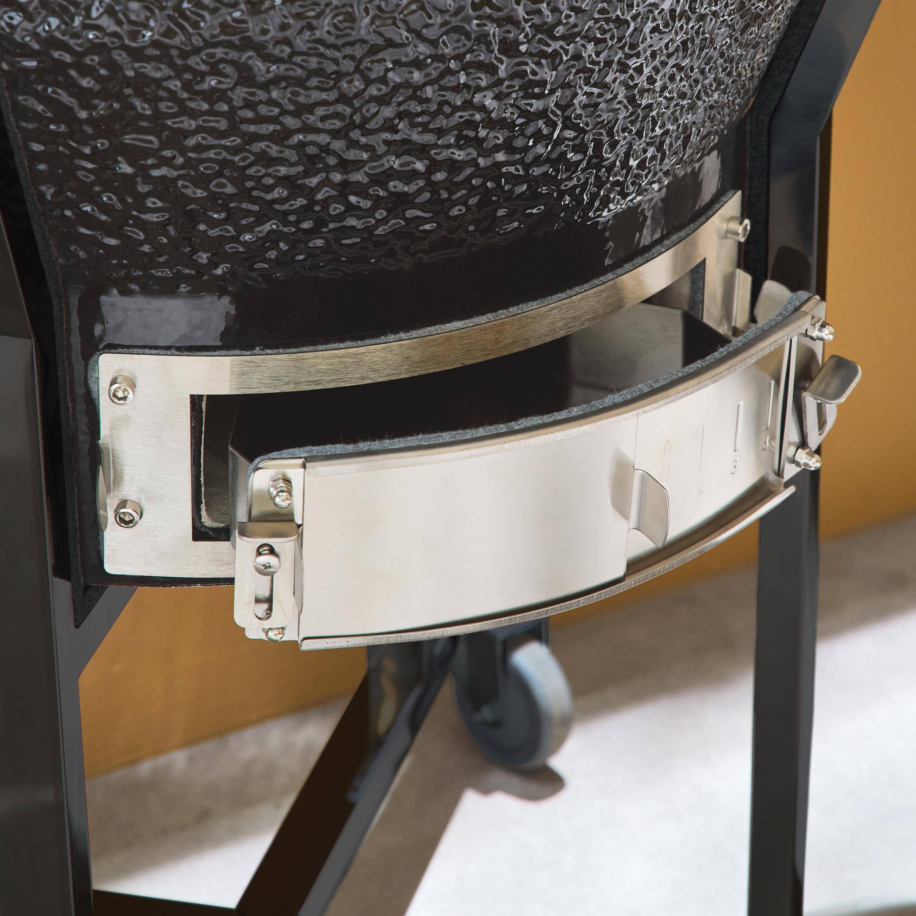 Keramische houtskoolbarbecue, Kamado Ø57cm, met houder,  warmhoudrooster, asbak en hoes, zijtafels Photo5