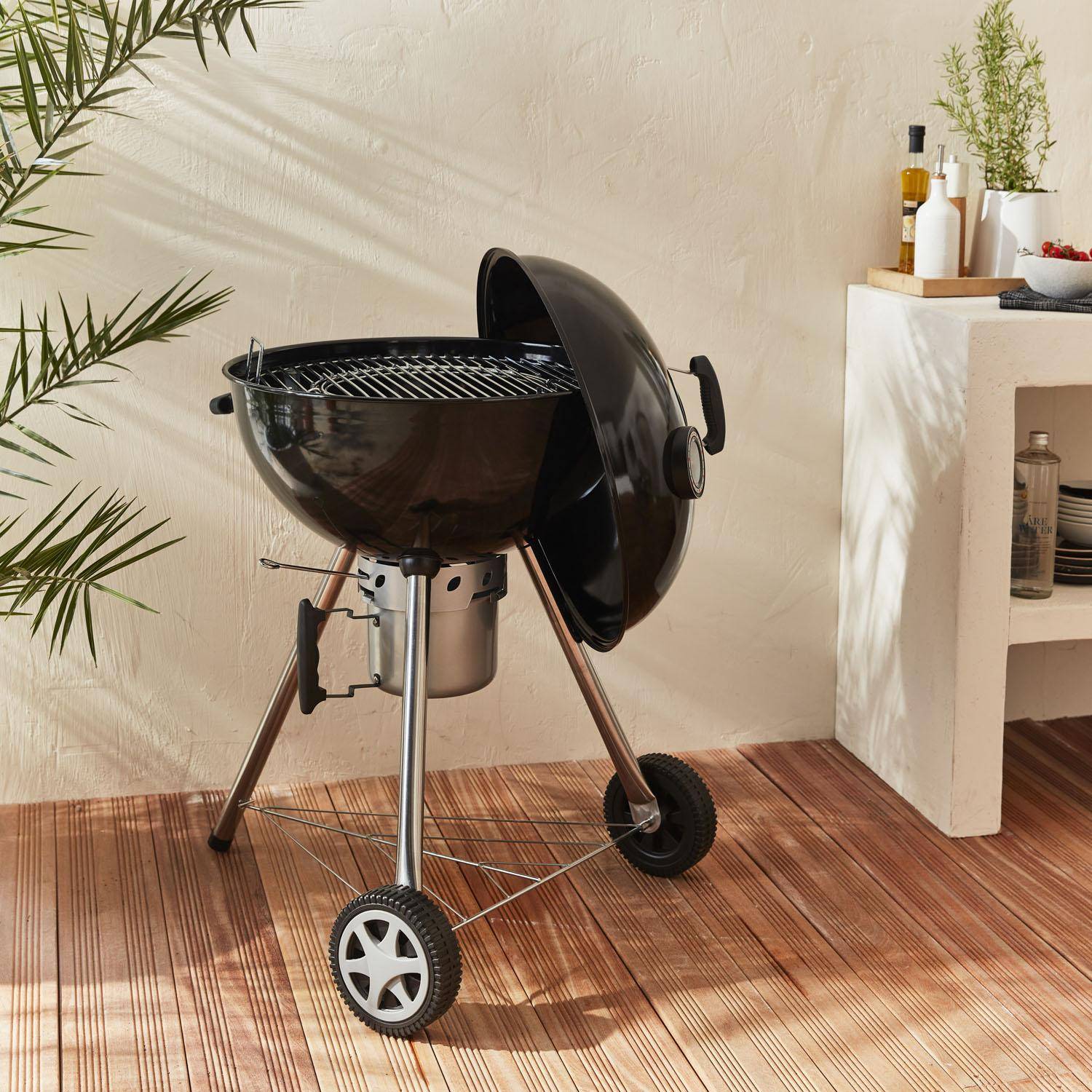 Premium charcoal kettle barbecue Black