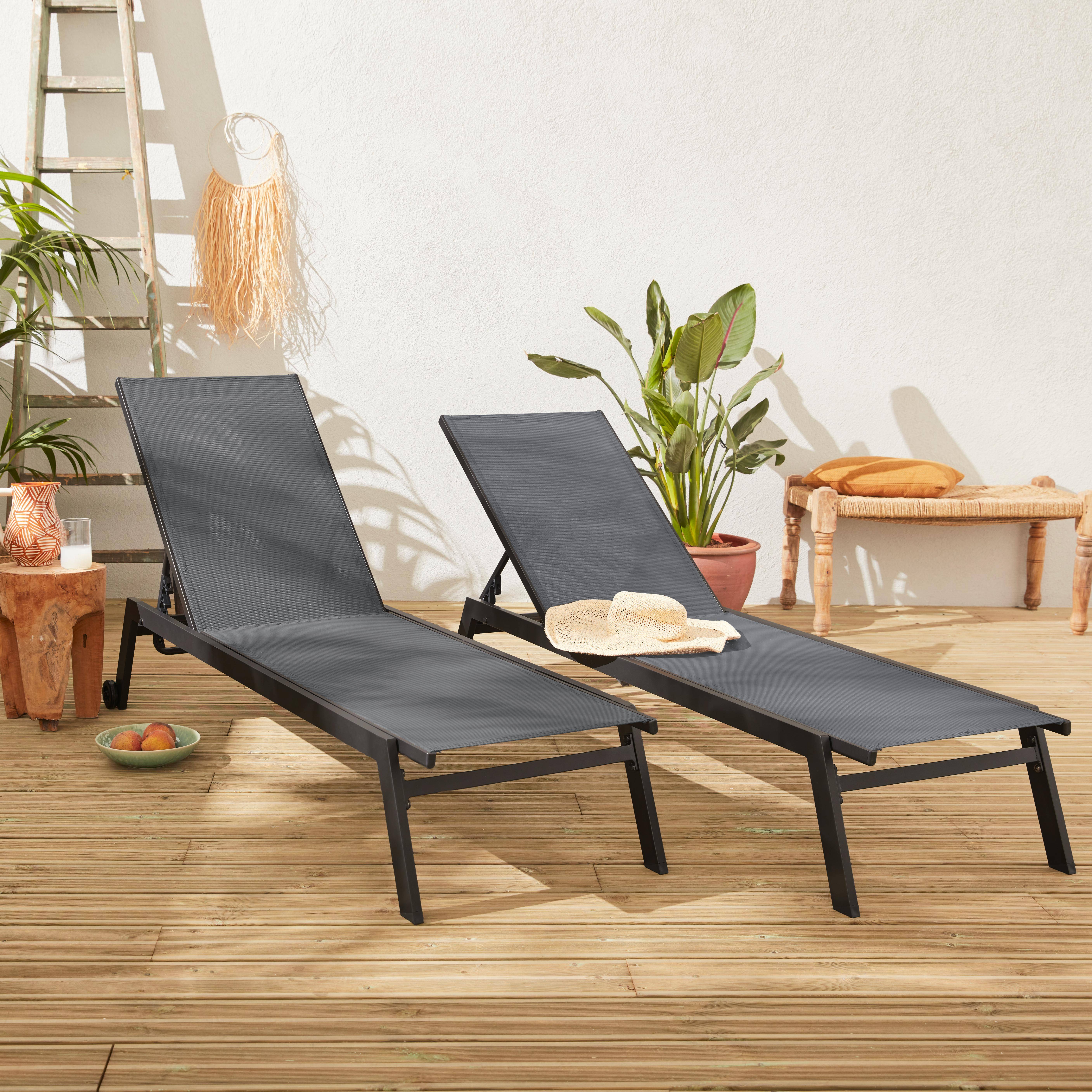 Lot de 2 bains de soleil ELSA en aluminium gris anthracite et textilène gris taupe, transats multi positions avec roulettes Photo1
