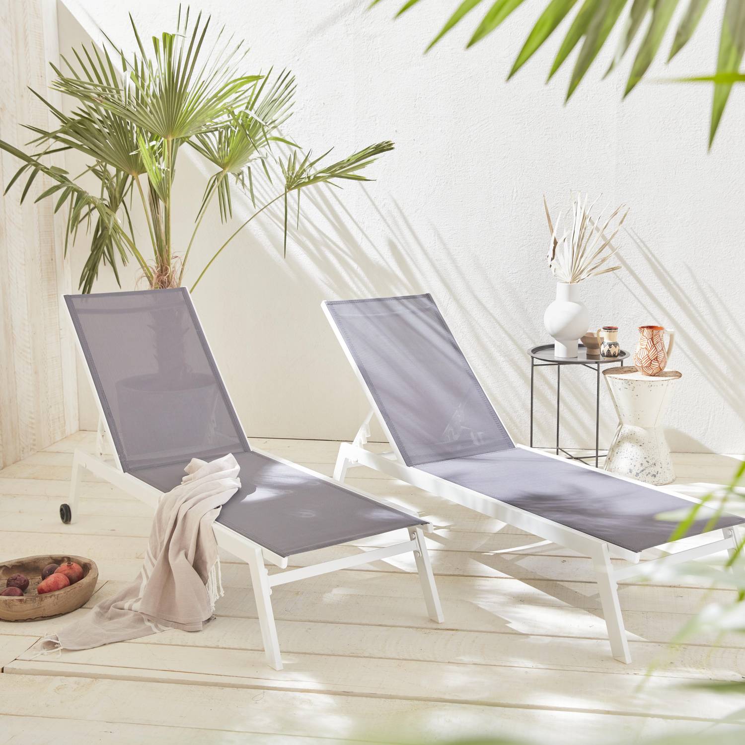 Set mit 2 ELSA Sonnenliegen aus weißem Aluminium und grauem Textilene, Liegestühle mit mehreren Positionen und Rädern Photo1