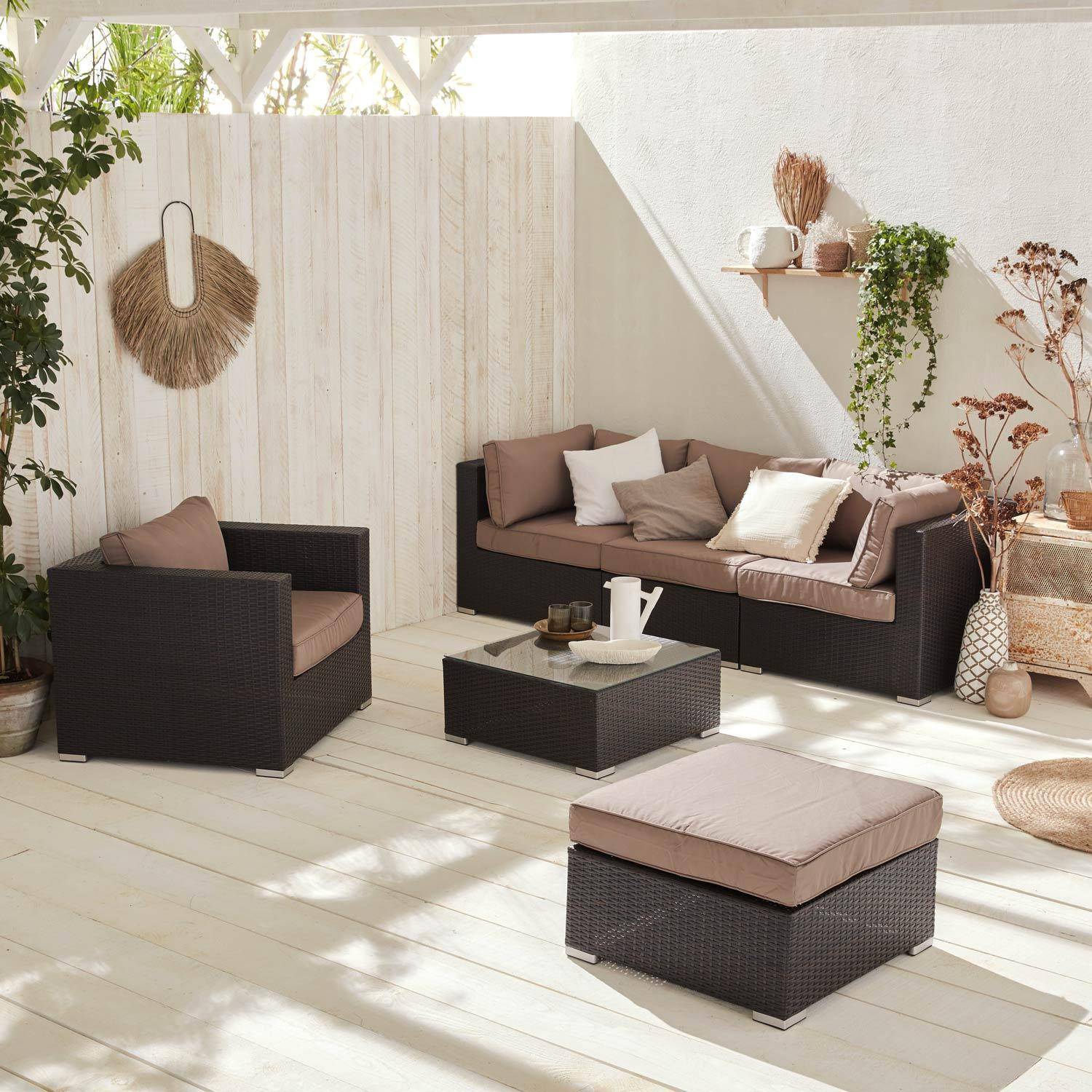 Salon de jardin en résine tressée - Caligari - Chocolat, Coussins marron - 5 places - 1 fauteuil, 1 fauteuil sans accoudoir, 1 pouf, 2 fauteuils d'angle, une table basse Photo1