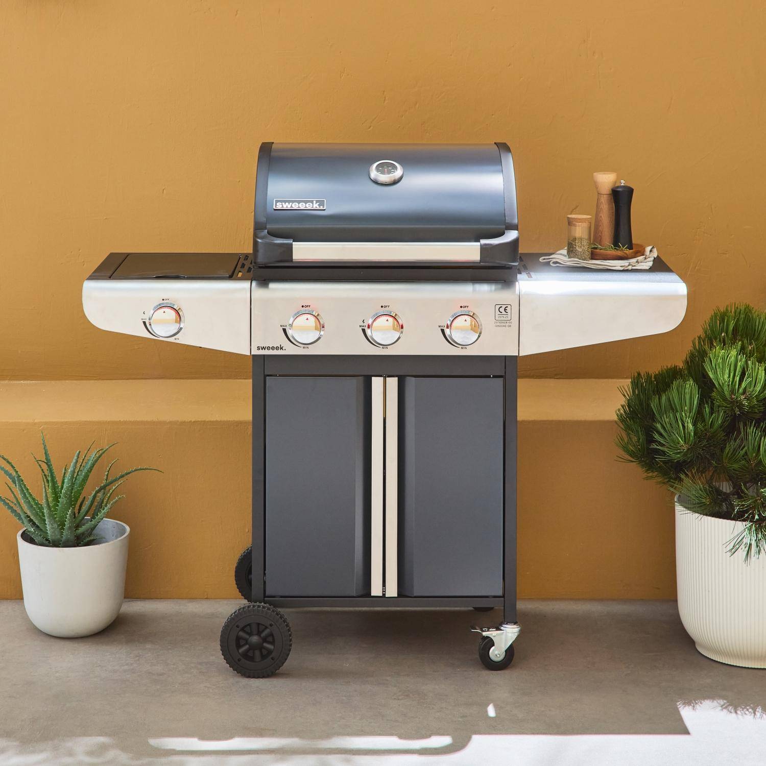 Barbecue au gaz - Bazin 3 Gris anthracite -  Cuisine extérieure 3 brûleurs + 1 feu latéral avec tablettes et thermomètre, rangement, roues,sweeek,Photo1