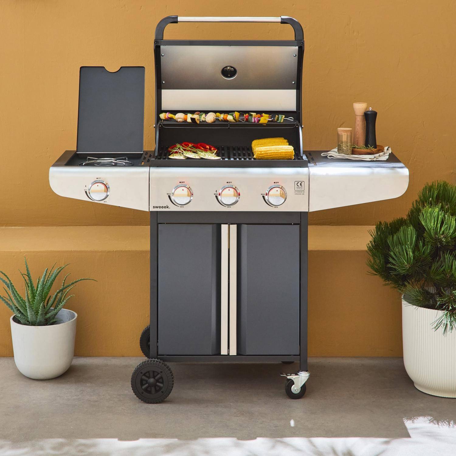 Barbecue au gaz - Bazin 3 Gris anthracite -  Cuisine extérieure 3 brûleurs + 1 feu latéral avec tablettes et thermomètre, rangement, roues Photo2