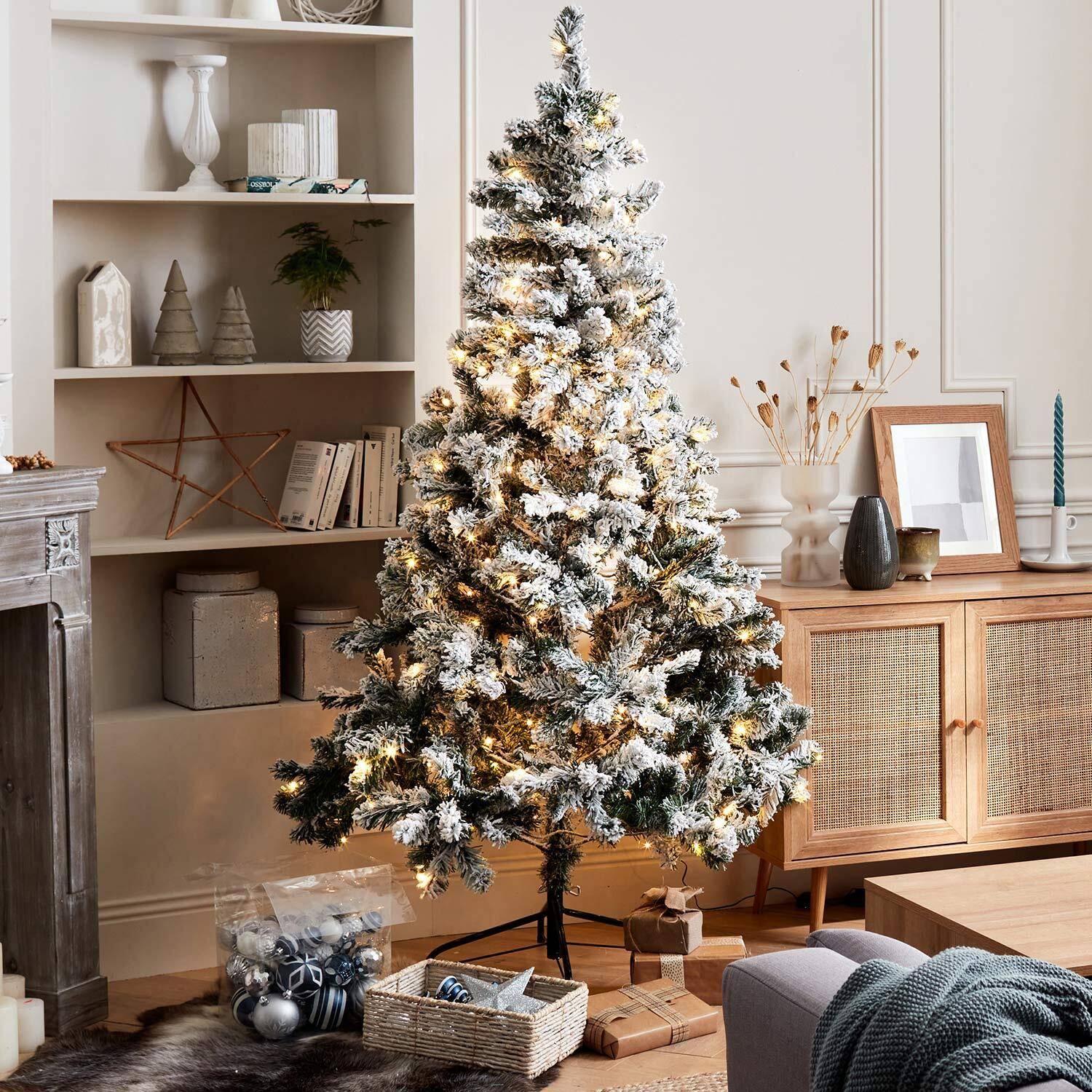 Künstlicher Weihnachtsbaum mit Schneeimitation und Dekorationsset - Montreal 210cm - Weiß mit Dekorationsset in Blau, Silber und Weiß Photo2