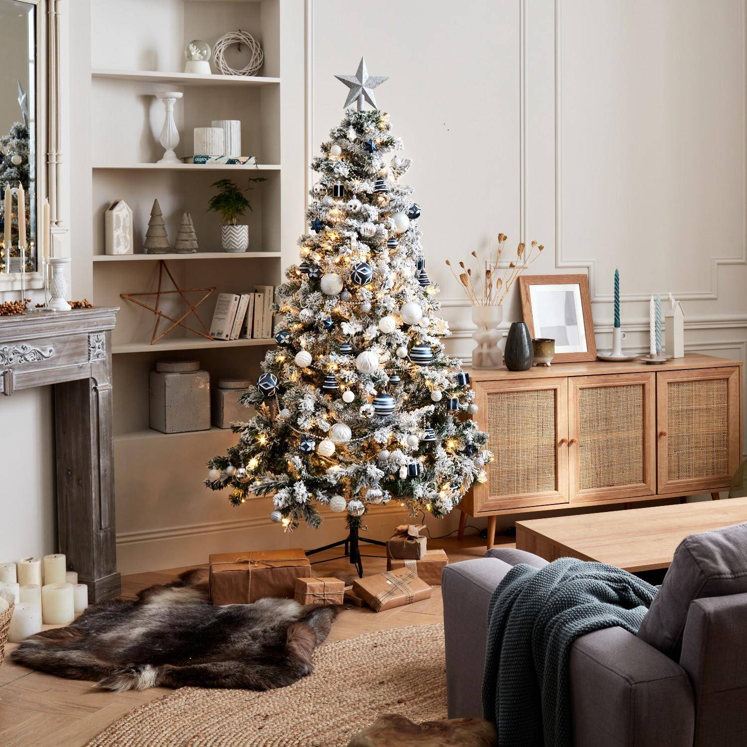 Künstlicher Weihnachtsbaum mit Schneeimitation und Dekorationsset - Montreal 210cm - Weiß mit Dekorationsset in Blau, Silber und Weiß Photo1
