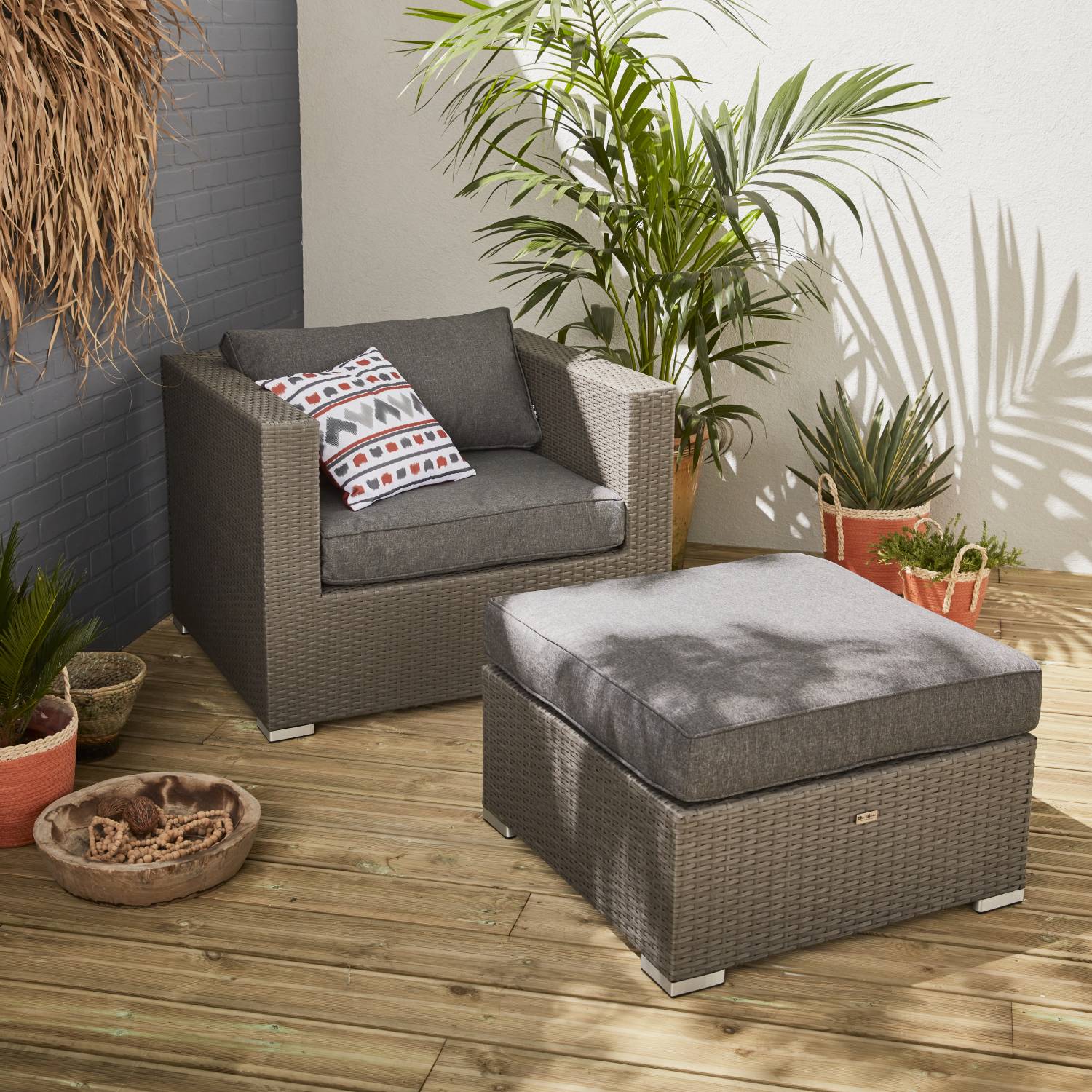 Conjunto de mobiliário de jardim Genova, cadeirão + banco de pés em resina tecida cinzenta, almofadas cinzentas | sweeek