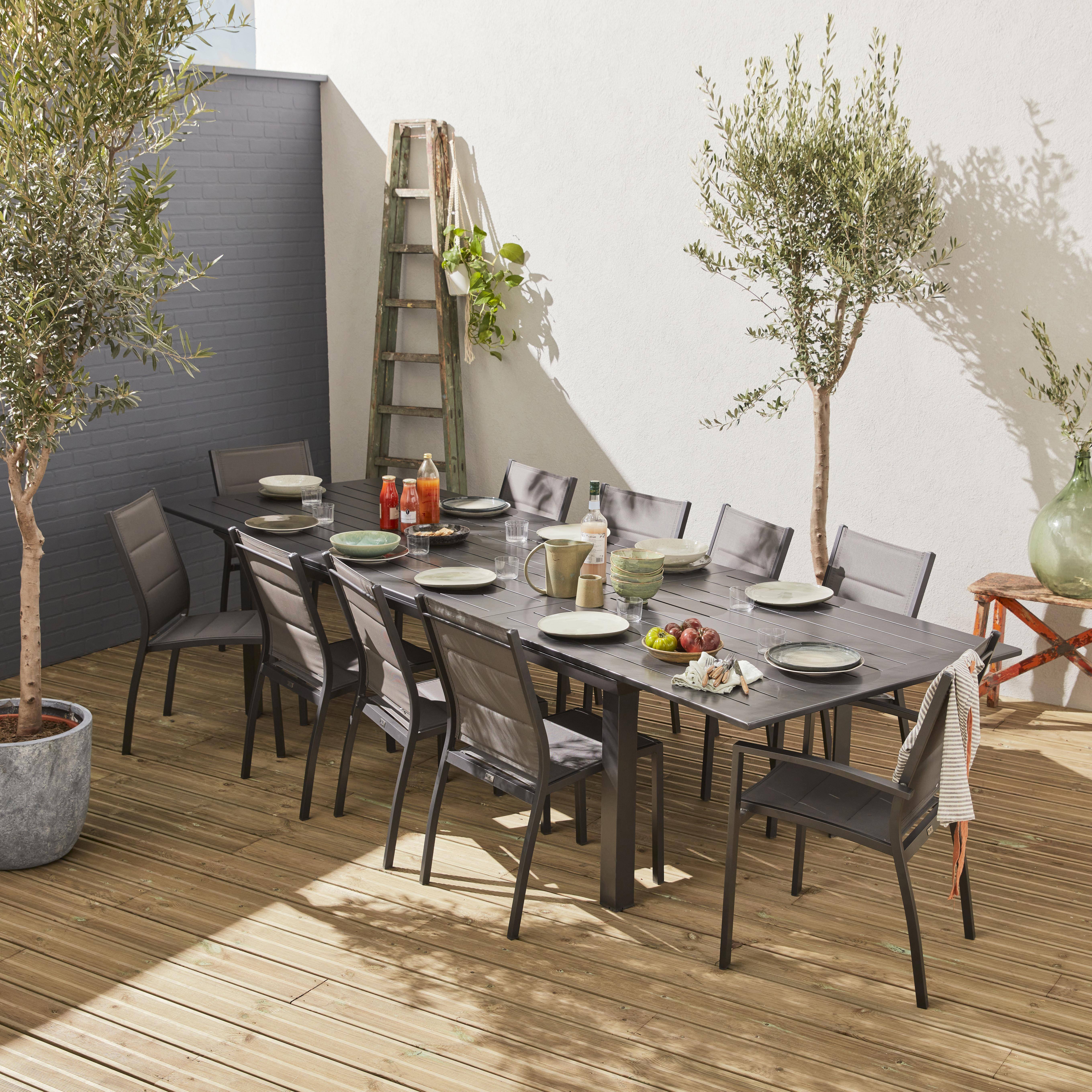 Set pranzo tavolo 140/210x77 cm e 4 sedie con braccioli in alluminio e  textilene marrone 