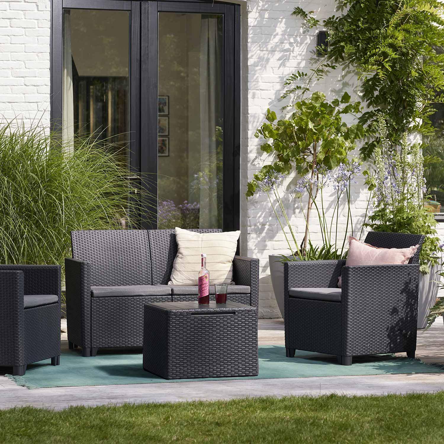 Salon de jardin en résine plastique injectée imitation rotin - Claire 4 - Graphite, coussins gris - 4 places, un canapé, deux fauteuils, une table basse de rangement Photo1