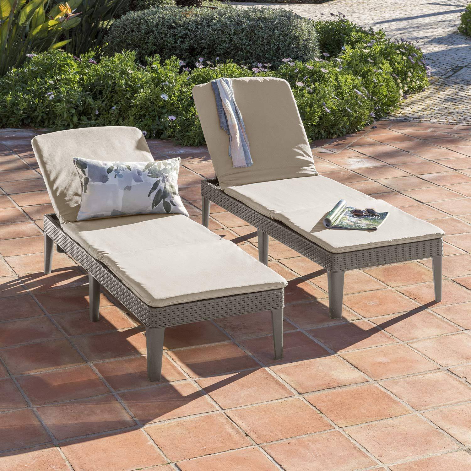 Lot de 2 bains de soleil en résine plastique injectée imitation rotin - Jaipur -  Cappuccino, coussin sable, inclinables, multi-positions Photo1