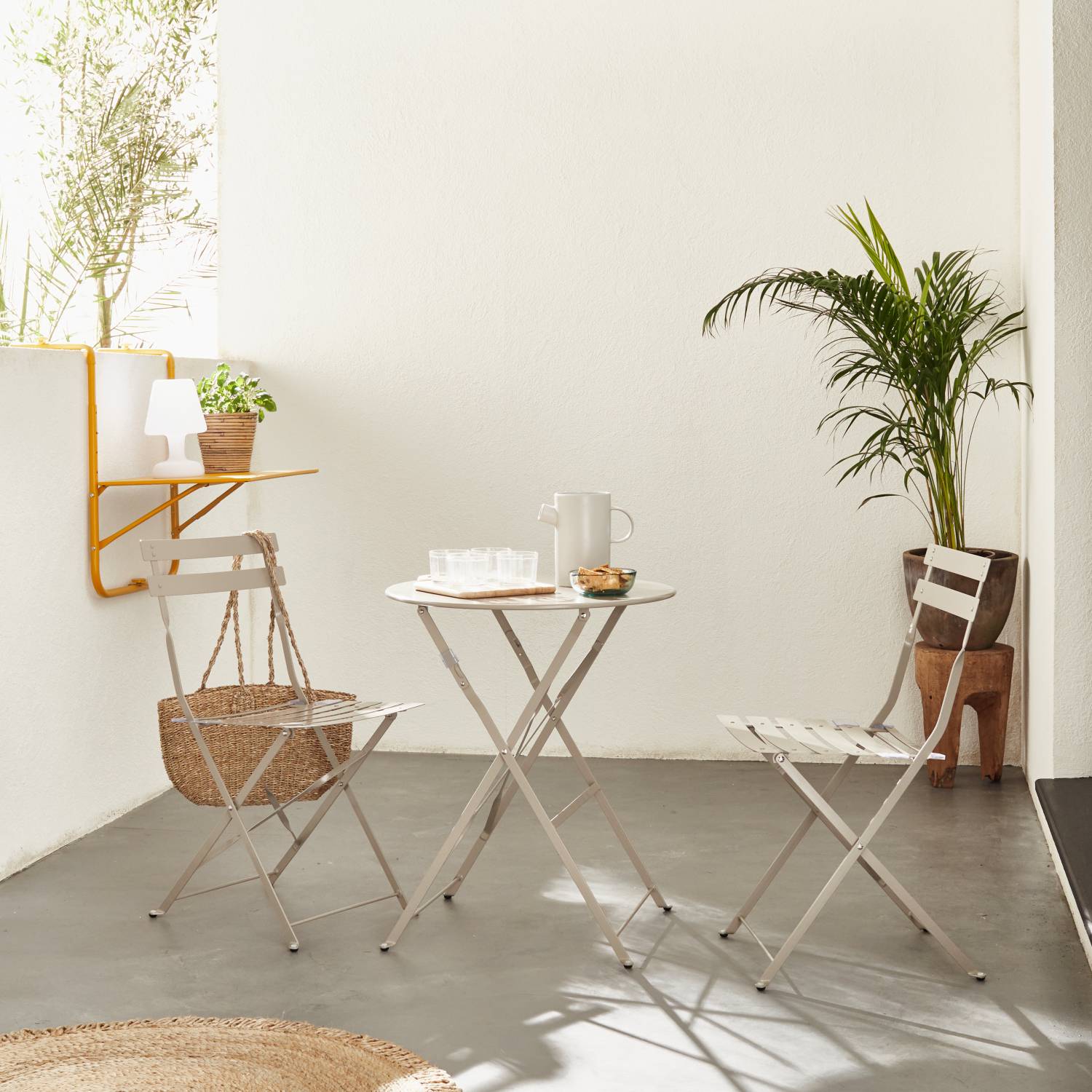 Conjunto de mobiliário de jardim bistro dobrável redondo Emilia em cinzento taupe, mesa ⌀60cm com duas cadeiras dobráveis, aço revestido a pó | sweeek