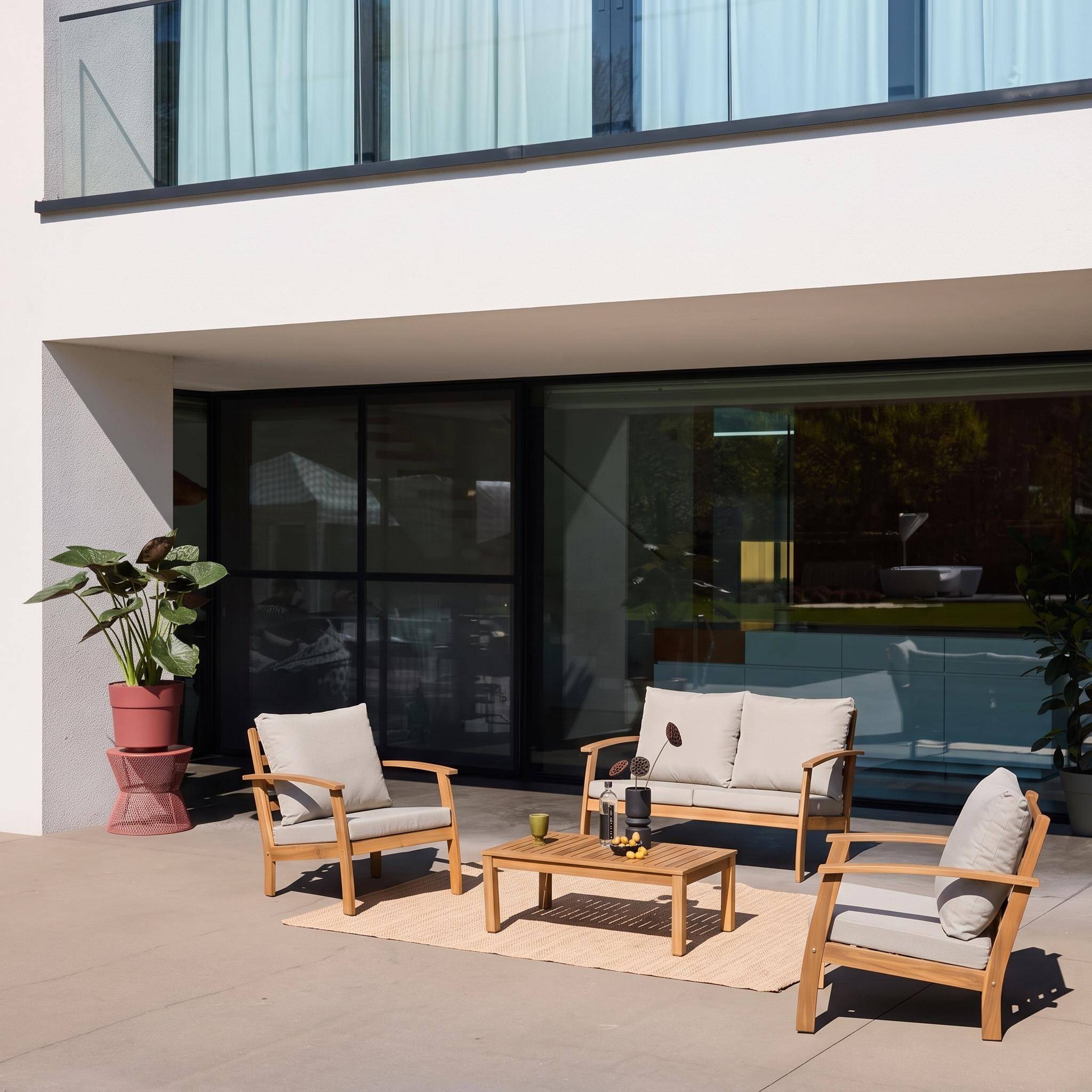 Salon de jardin en bois 4 places - Ushuaïa - Coussins écrus, canapé, fauteuils et table basse en acacia, design,sweeek,Photo2