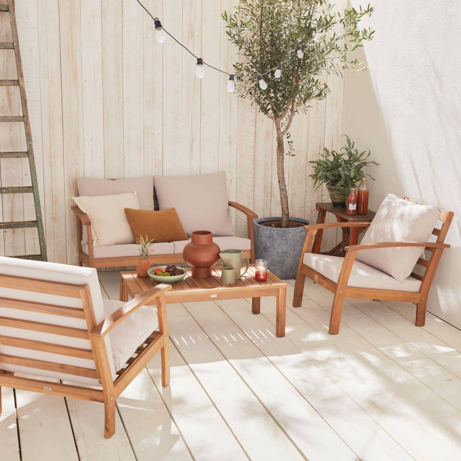 Salon de jardin en bois 4 places - Ushuaïa - Coussins écrus, canapé, fauteuils et table basse en acacia, design Photo1