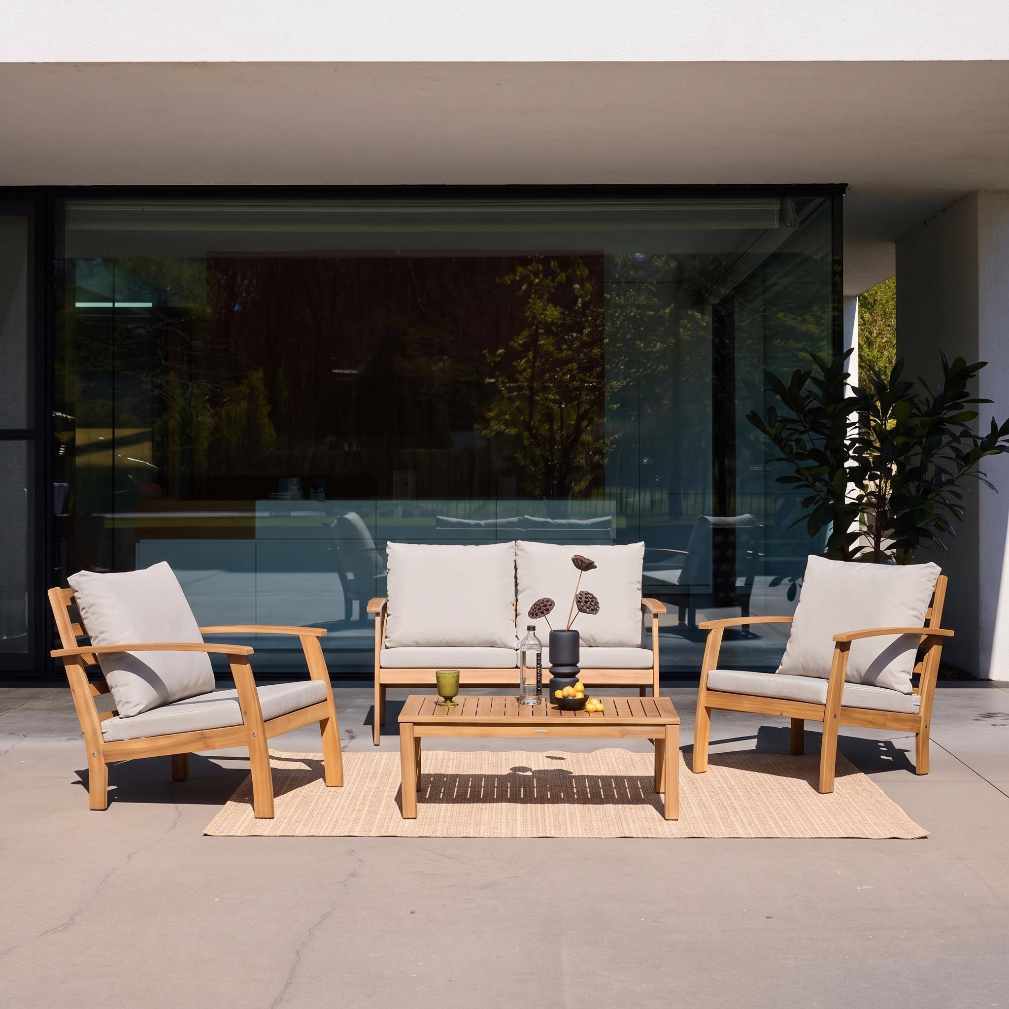 Salon de jardin en bois 4 places - Ushuaïa - Coussins écrus, canapé, fauteuils et table basse en acacia, design Photo1