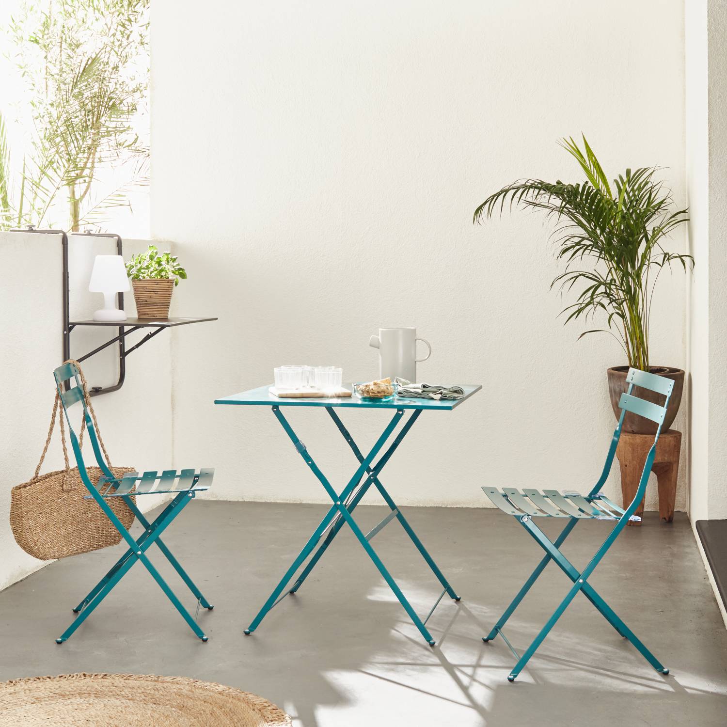 Salon de jardin bistrot pliable Emilia carré bleu canard, table 70x70cm avec deux chaises pliantes, acier thermolaqué | sweeek