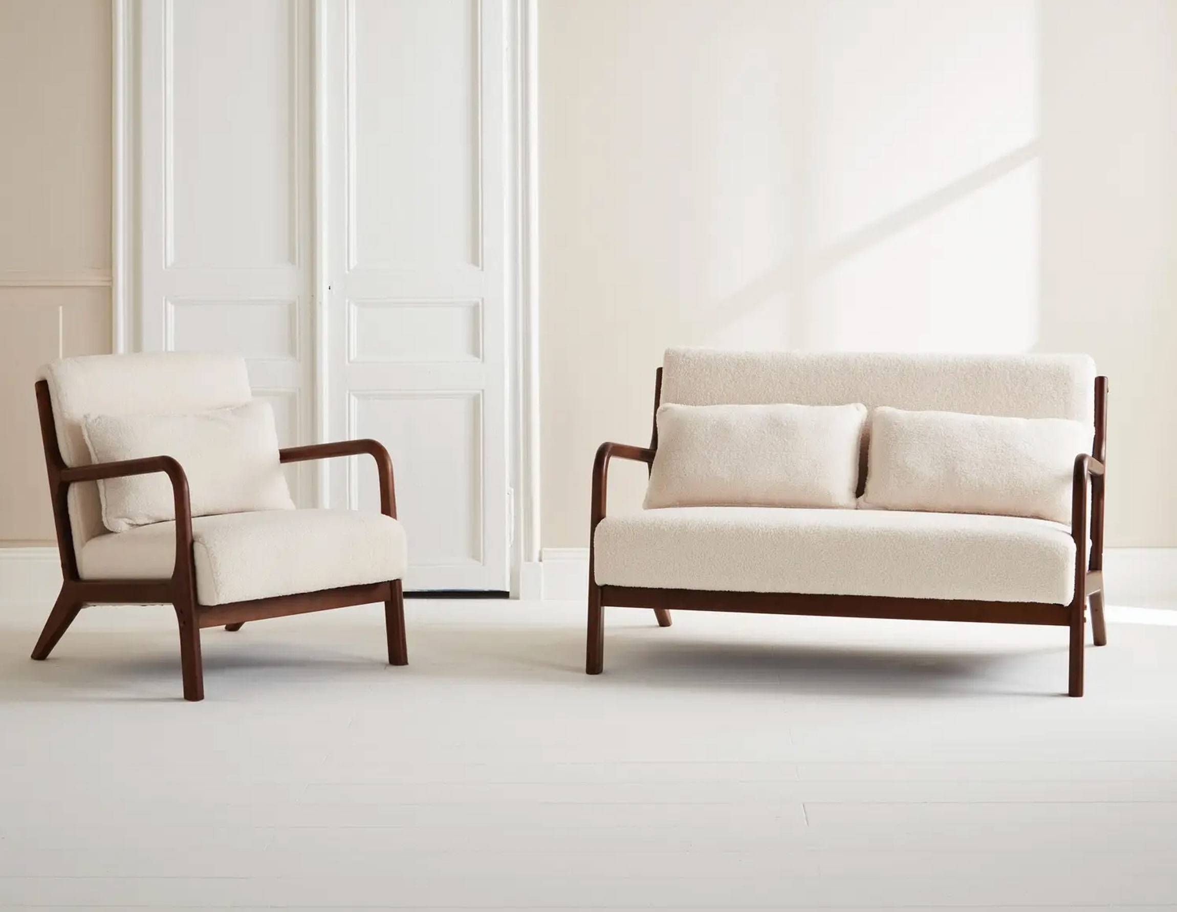 Designerska sofa z ciemnego drewna i tkaniny