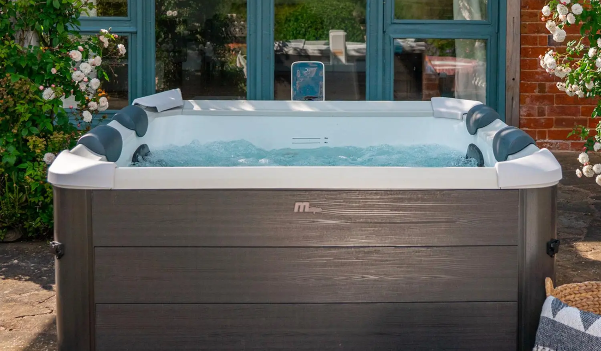 Hoe onderhoud je een spa? (Opblaasbaar of vast: de complete gids)