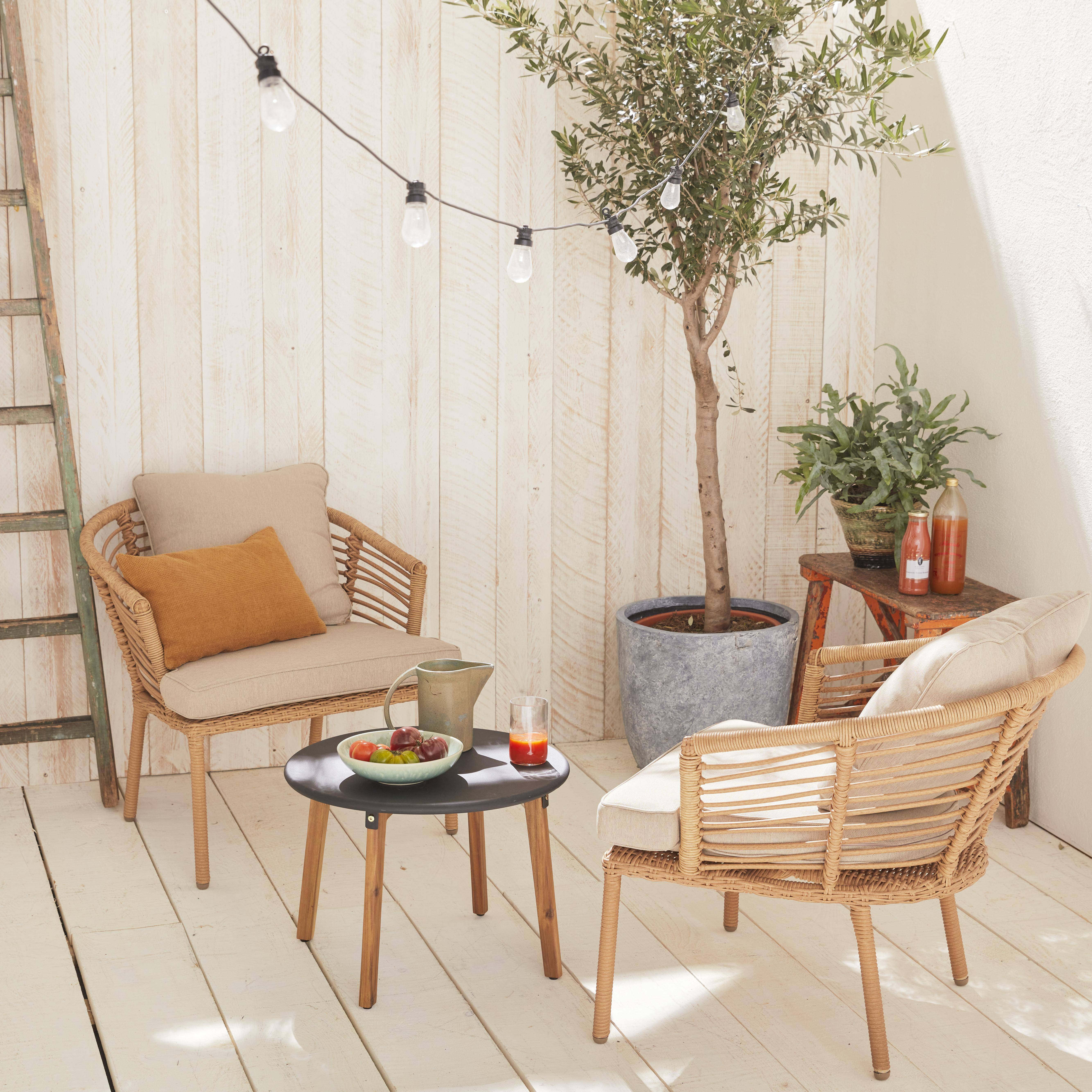 Salon de jardin bas 2 places JAKARTA – Lot de 2 fauteuils avec table d’appoint, résine tressée effet rotin, coussins beige Photo1
