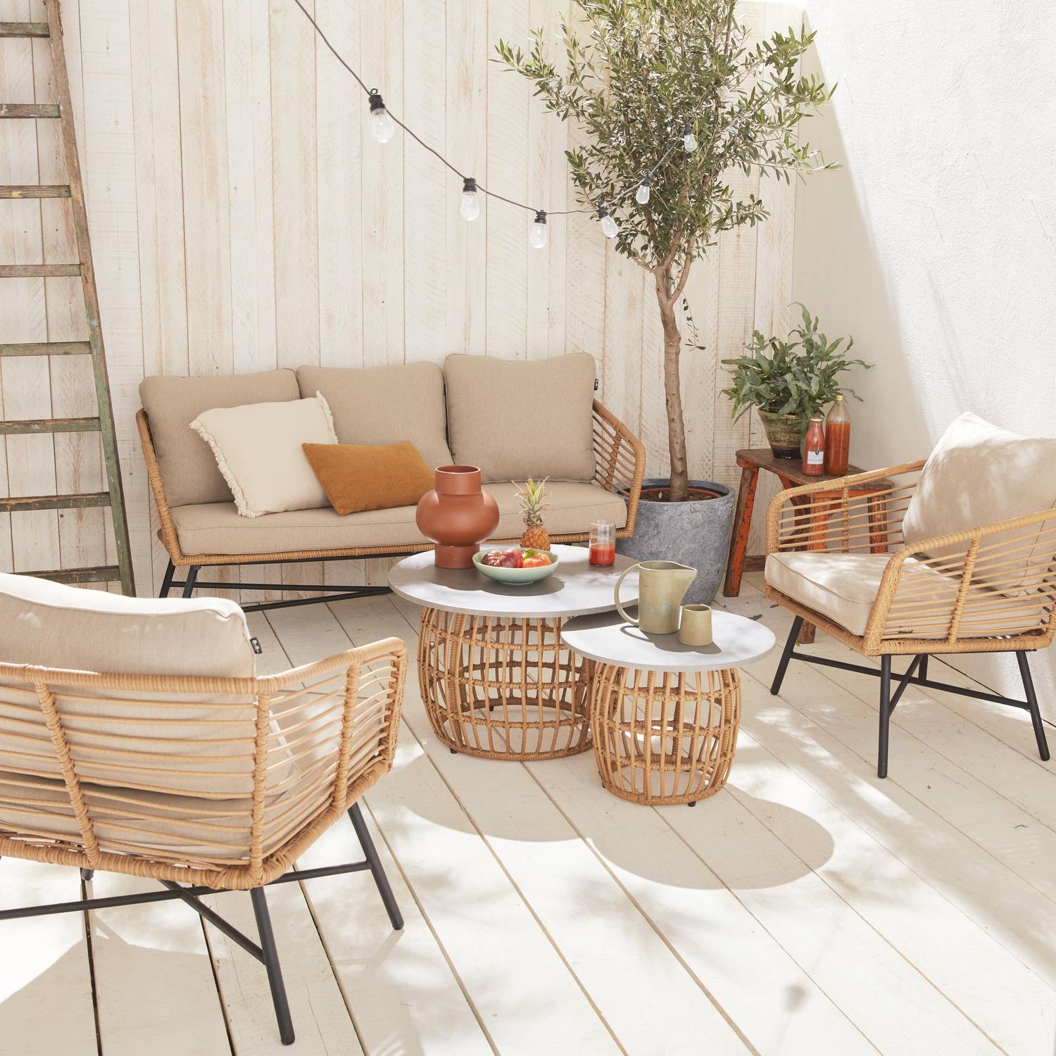 Salotto da giardino a 5 posti UBUD - Set con divano a 3 posti e 2 poltrone con 2 tavolini, resina intrecciata effetto rattan, cuscini beige Photo1