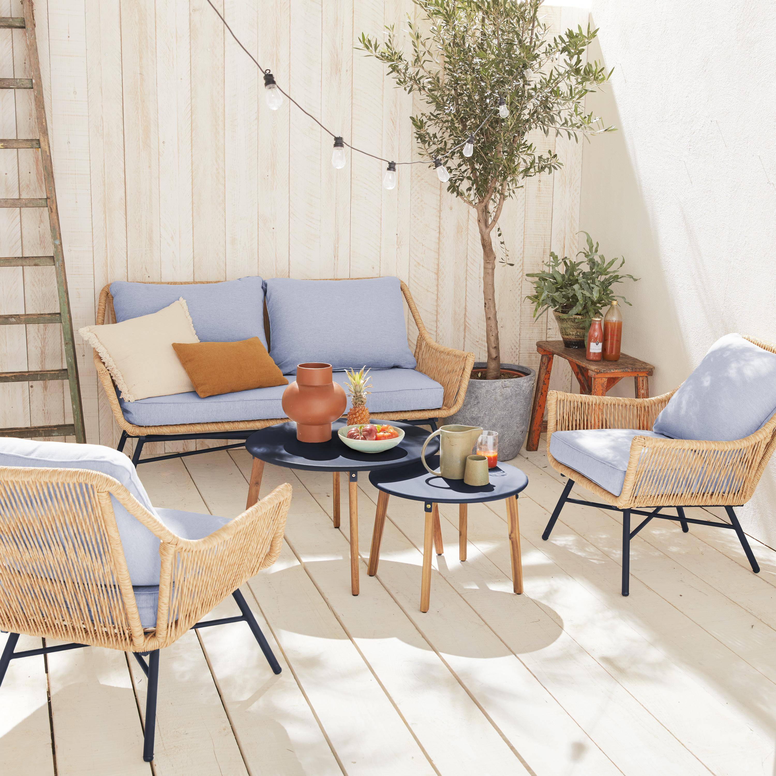 Salon de jardin bas 4 places KUTA – Ensemble canapé 2 places et 2 fauteuils avec 2 tables gigognes, résine tressée effet corde, coussins gris clair chiné Photo1