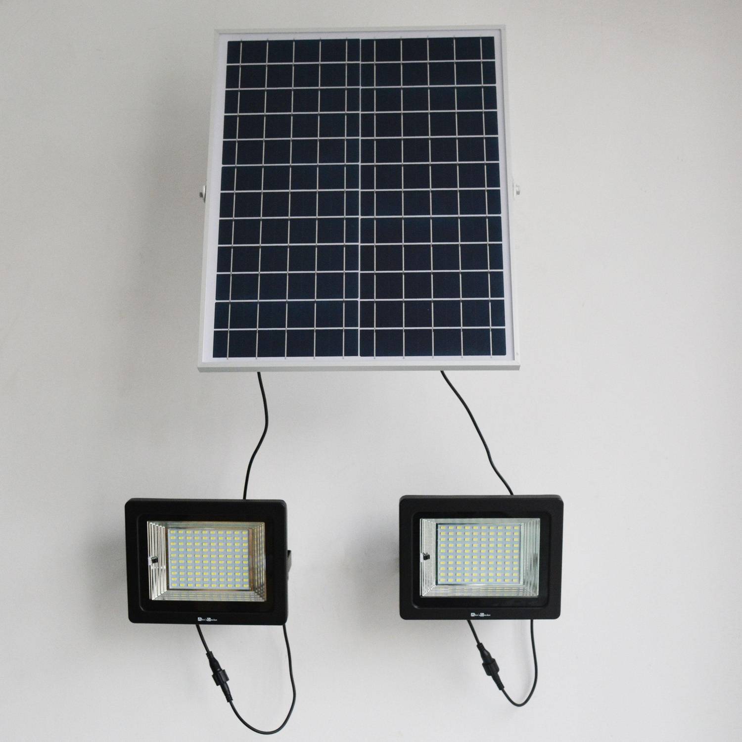 Lot de 2 projecteurs solaires LED 50W avec panneau solaire télécommandé blanc froid, lampes résistantes à la pluie et autonome, spot extra puissant 1800 lumens équivalent 135W Photo5