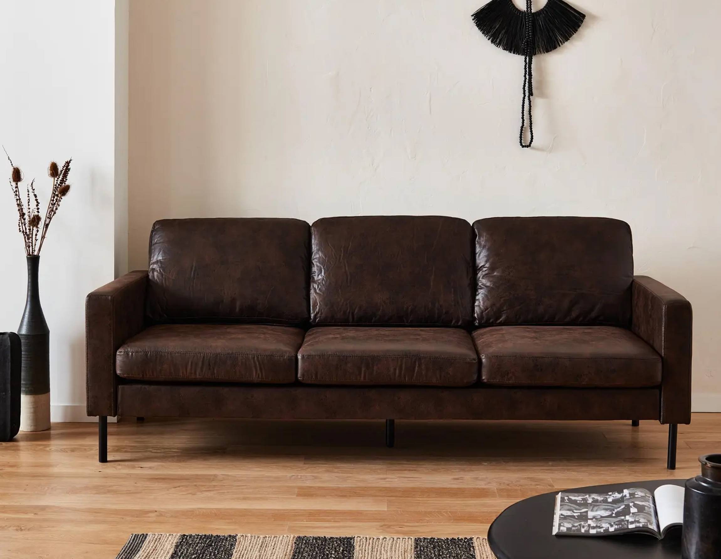 Ein Sofa im Vintage- und Industrial-Look