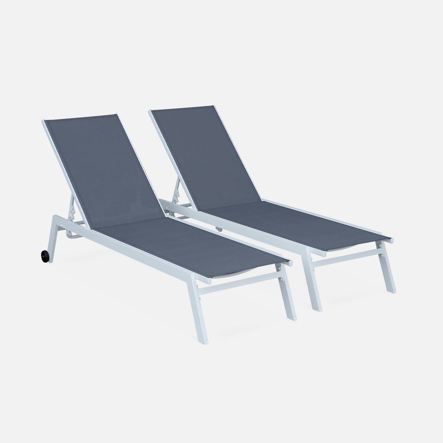 ELSA - Set van 2 ligstoelen van aluminium en textileen, ligbed multipositioneel met wieltjes, kleur wit/grijs | sweeek