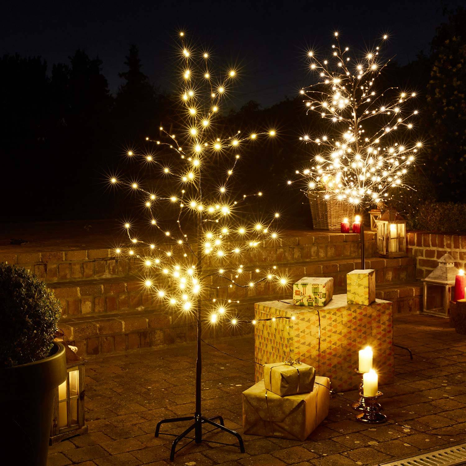 180 cm heller Baum, 200 LEDs, Kugeln und Fuß inklusive - Weihnachtsdekoration Photo1